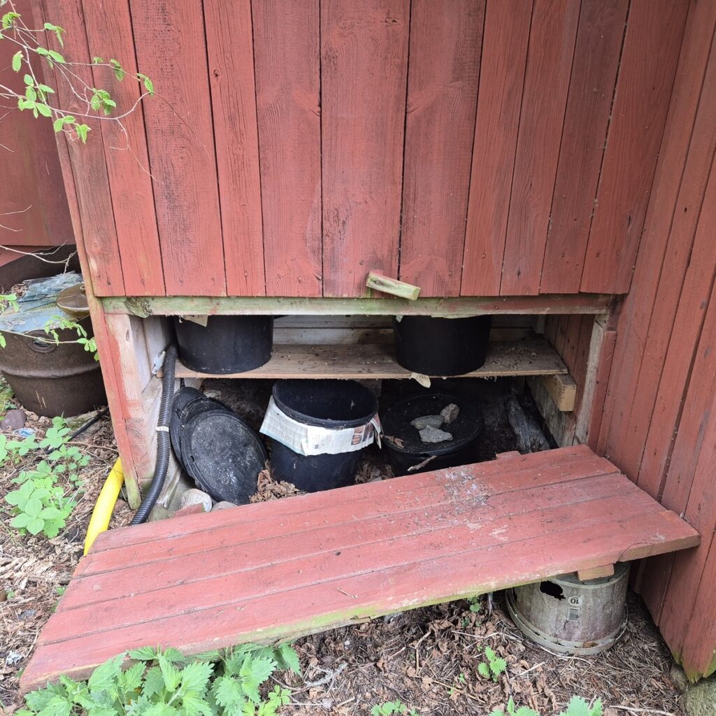 Latrinkärlen får stå och förkompostera i en säsong. Dvs jag tömmer inte dessa förrän våren efter de är fulla.